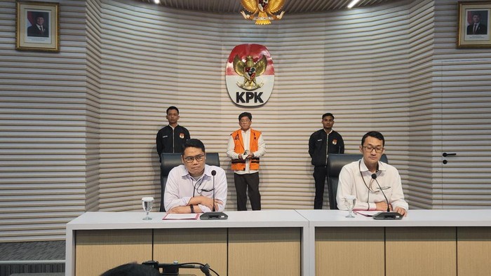 Rudy Ong (rompi oranye) saat ditampilkan di konferensi pers KPK (Adrial/detikcom)