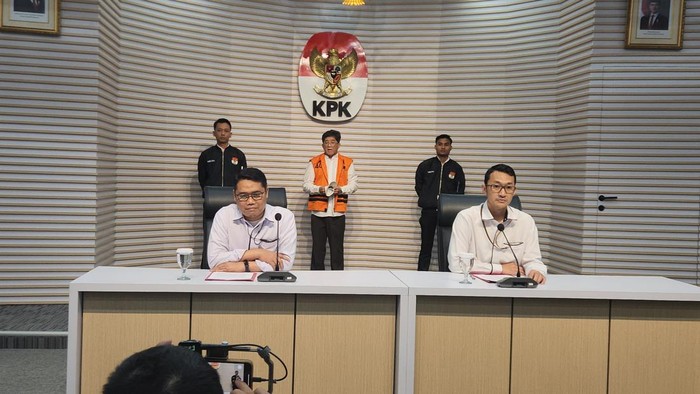 Rudy Ong (rompi oranye) saat ditampilkan di konferensi pers KPK (Adrial/detikcom)