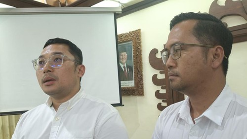 Sales Area Manager Retail Bali Pertamina, Endo Eko Satrio, dan Sales Branch Manager Pertamina, Ziko Aldilah, saat dijumpai di DPRD Bali, Senin (25/8/2025). (Ni Made Lastri Karsiani Putri/detikBali)