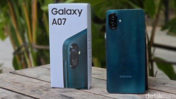 Galaxy A07 hadir dengan opsi memori lebih besar, mulai dari RAM 4GB/64GB hingga 8GB/256GB, dibandingkan Galaxy A06 yang maksimal di 4GB/128GB. Penggunaan penyimpanan UFS (dibandingkan eMMC pada A06 4G) juga meningkatkan kecepatan baca-tulis data, membuat aplikasi terbuka lebih cepat dan performa keseluruhan lebih mulus. Foto: Adi Fida Rahman/detikINET