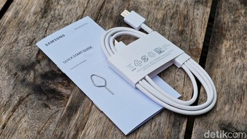 Dalam paket utama diberikan kabel charger dan petunjuk penggunaan. Foto: Adi Fida Rahman/detikINET