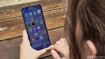 Dengan kombinasi layar 6,7 inch refresh rate 90Hz memberikan pengalaman mulus scrolling. Foto: Adi Fida Rahman/detikINET