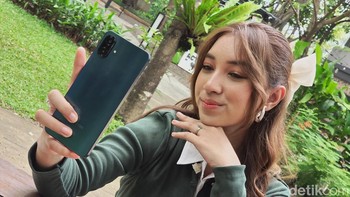 Untuk kebutuhan selfie diberikan kamera 8 MP di bagian depan.Foto: Adi Fida Rahman/detikINET