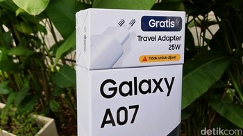 Samsung memberikan free charger adaptor 25W. Foto: Adi Fida Rahman/detikINET