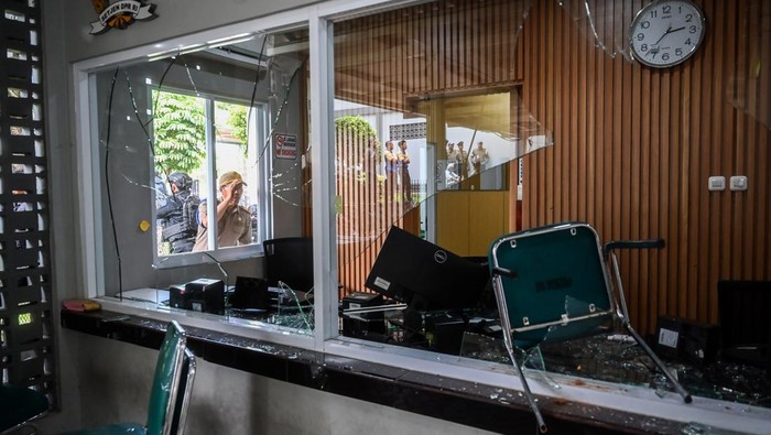 Petugas melihat kerusakan salah satu ruangan di Kompleks Parlemen akibat aksi 25 Agustus 2025 di Senayan, Jakarta, Senin (25/8/2025). ANTARA FOTO/Rivan Awal Lingga/rwa.