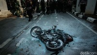 Massa aksi demo DPR juga membakar sebuah motor. Foto: Rifkianto Nugroho/detikcom
