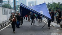 Massa aksi turut merusak tenda polisi. Foto: Rifkianto Nugroho/detikcom