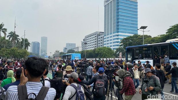 Sejumlah aliansi masyarakat menggelar aksi unjuk rasa di depan gedung MPR/DPR RI, Jakarta hari ini. Begini kondisi terkini. (Devi P/detikcom)