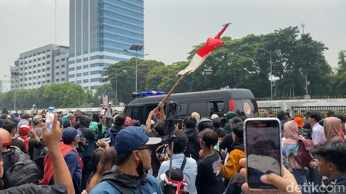 Sejumlah aliansi masyarakat menggelar aksi unjuk rasa di depan gedung MPR/DPR RI, Jakarta hari ini. Begini kondisi terkini. (Devi P/detikcom)