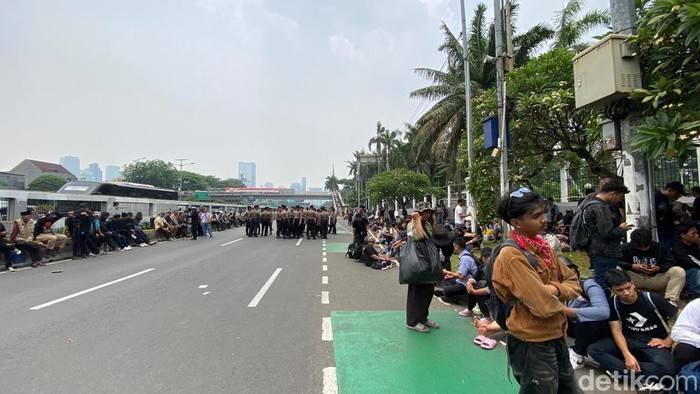 Sejumlah orang demonstrasi di depan gedung DPR, Jakarta. Jalan Gatot Subroto ditutup imbas banyaknya massa yang hadir. (Devi P/detikcom)
