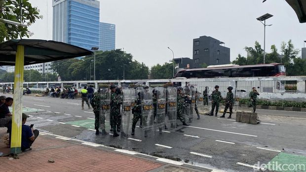 Sejumlah pengemudi ojol turut ikut demo di depan gedung MPR/DPR RI, Jakarta. Mereka menyampaikan aspirasi soal kenaikan pajak hingga pendapatan yang turun. (Devi P/detikcom)