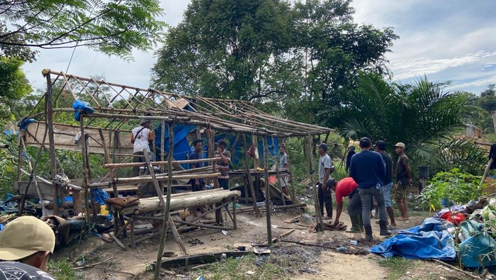Sejumlah warga membongkar peralatan PETI secara sukarela di Indragiri Hulu, Riau.