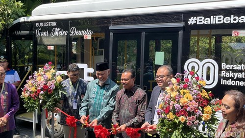Sekda Bali Dewa Made Indra bersama Kepala Dinas Perhubungan Bali I Gde Wayan Samsi Gunarta melakukan uji coba bus listrik TMD di Sanur, Denpasar, Senin (25/8/2025).