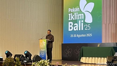 Sekda Bali Dewa Made Indra saat sambutan di acara Pekan Iklim 2025 di Sanur, Denpasar, Senin (25/8/2025). (Rizki Setyo Samudero)