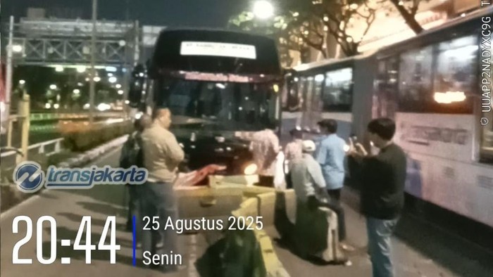 Separator jalur khusus bus TransJakarta koridor 9 ditabrak bus AKAP. (dok. X @PT_Transjakarta)