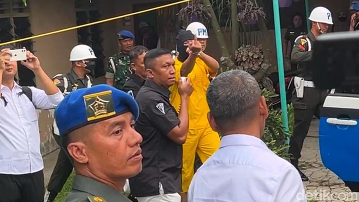 Serma TDA saat mengacungkan jari tengah ke arah keluarga korban. (Finta Rahyuni/detikcom)