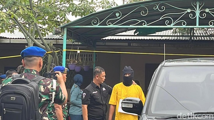 Serma TDA saat menjalani rekonstruksi kasus pembunuhan kepada istrinya. (Finta Rahyuni/detikcom) Serma TDA saat menjalani rekonstruksi kasus pembunuhan kepada istrinya. (Finta Rahyuni/detikcom)