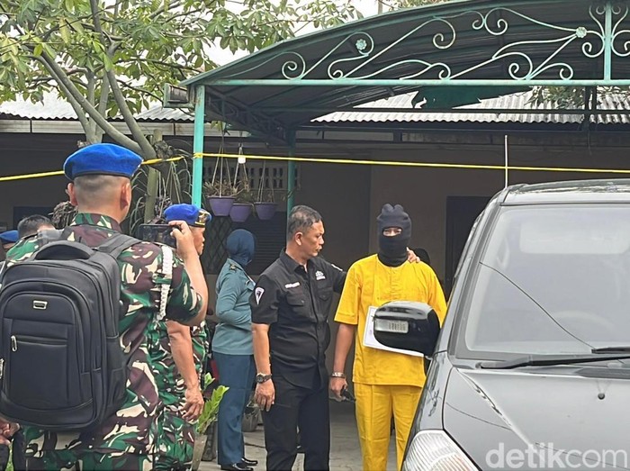 Serma TDA saat menjalani rekonstruksi kasus pembunuhan kepada istrinya. (Finta Rahyuni/detikcom)