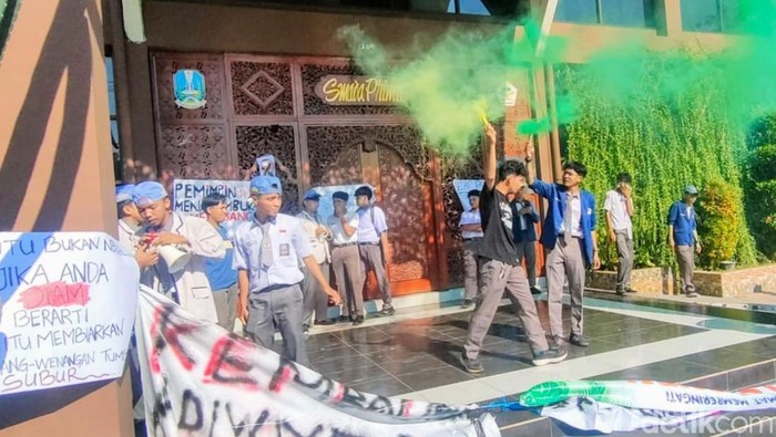 Siswa di Situbondo demo gegara pohon ditebang