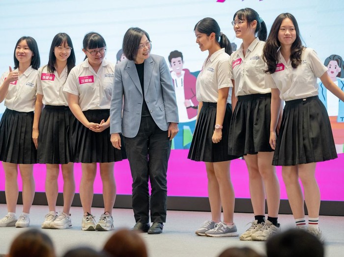 Siswa SMA Putri Zhongshan bersama Tai Ing-wen.