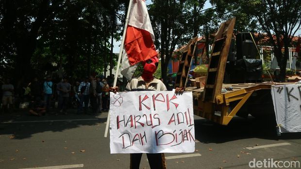 Sosok Spiderman di tengah aksi warga Pati kirim surat ke KPK, Senin (25/8/2025),