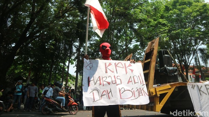 Sosok Spiderman di tengah aksi warga Pati kirim surat ke KPK, Senin (25/8/2025),