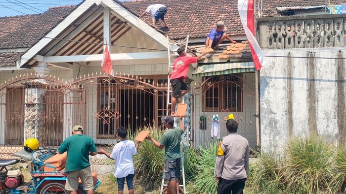 Warga gotong royong memperbaiki genting rumah warga di Pare, Kediri yang berjatuhan akibat karnaval sound horeg