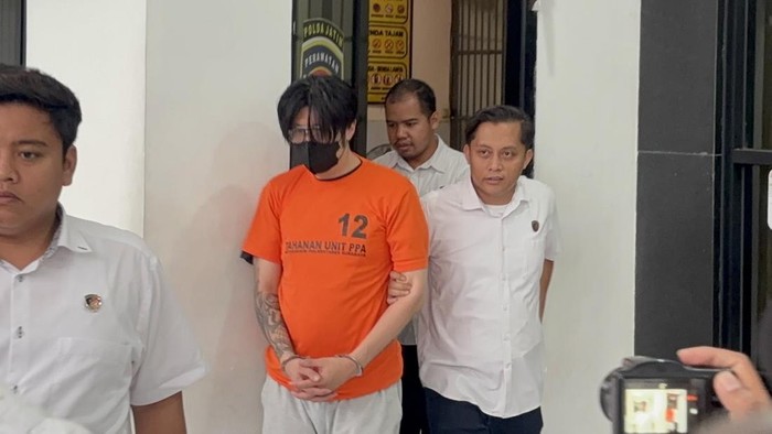 AAS (40) tersangka KDRT terhadap istrinya, IGF saat dihadirkan di jumpa pers di Mapolrestabes Surabaya