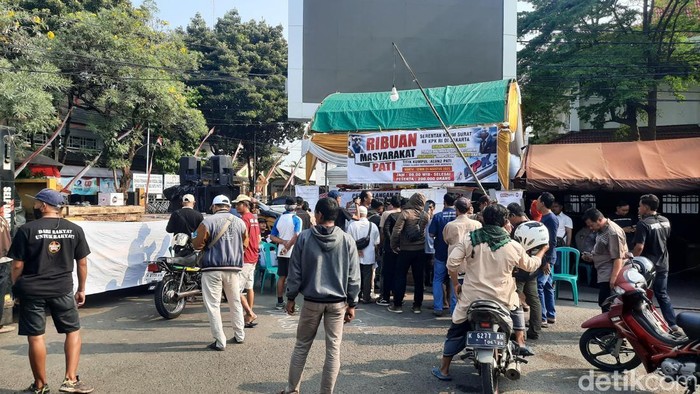 Suasana posko donasi aliansi Masyarakat Pati Bersatu menjelang aksi damai di depan posko, Senin (25/8/2025).