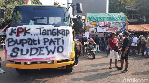 Suasana posko donasi aliansi Masyarakat Pati Bersatu menjelang aksi damai di depan posko, Senin (25/8/2025).