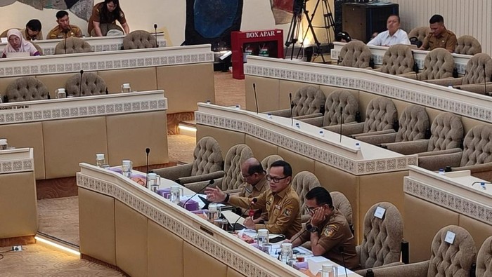 Suasana rapat kementerian dalam negeri dengan komisi II DPR di tengah suasana demonstrasi di depan gedung DPR
