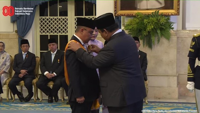 Presiden Prabowo Subianto menganugerahkan Bintang Republik Indonesia Utama kepada Wakil Ketua DPR RI Sufmi Dasco Ahmad.