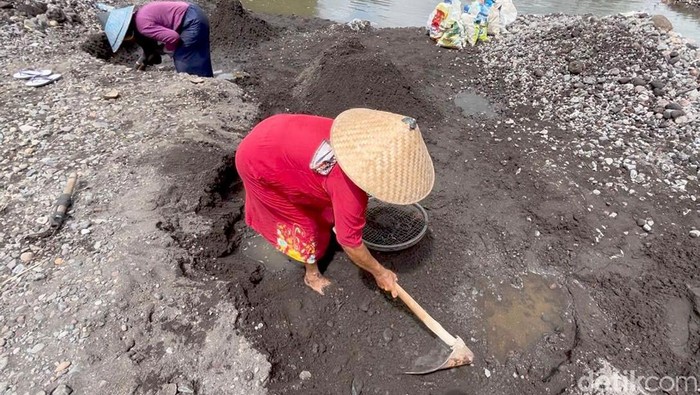 Sulikah buruh gali pasir di Banyuwangi Sulikah buruh gali pasir di Banyuwangi