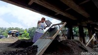 Sementara Siti Maryama (56) adalah seorang Ibu tunggal yang sejak muda telah bekerja sebagai pencari pasir di sungai Setail. Dari hasil kerja kerasnya tersebut, ia berhasil menyekolahkan 4 orang anaknya hingga menjadi seorang guru.
