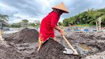 Perjuangan Srikandi Penambang Pasir Demi Pendidikan Anak
