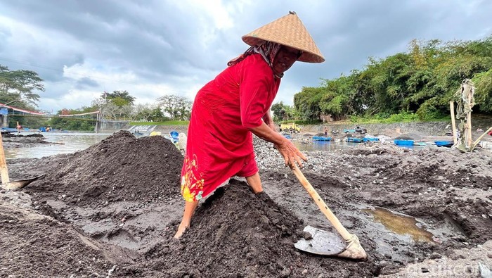 Sulikah buruh gali pasir di Banyuwangi Sulikah buruh gali pasir di Banyuwangi