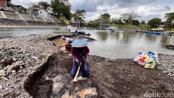 Sulikah buruh gali pasir di Banyuwangi