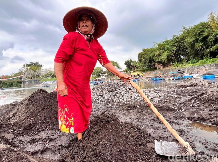Perjuangan Srikandi Penambang Pasir Demi Pendidikan Anak