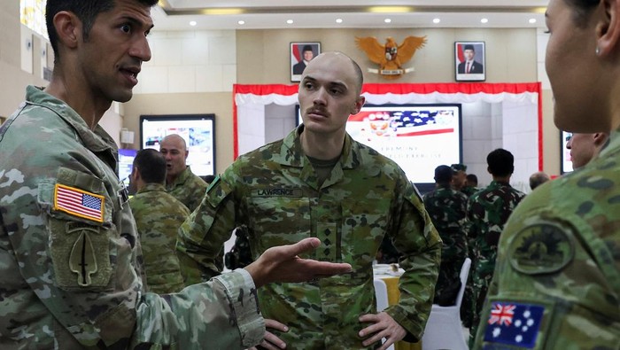Upacara pembukaan latihan militer gabungan multinasional Super Garuda Shield 2025 resmi digelar di Jakarta, Senin (25/8/2025). Latihan tahunan yang melibatkan Indonesia, Amerika Serikat, Australia, Jepang, Inggris, Prancis, dan sejumlah negara lainnya ini menjadi momentum penting dalam memperkuat kerja sama pertahanan serta mempererat hubungan antar-militer dunia. REUTERS/Willy Kurniawan