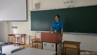 Siswa-siswa SMA Putri Zhongshan sedang libur musim panas ketika detikEdu dan wartawan lainnya tiba di sana dalam rangkaian Binus University Media Partnership Program, Rabu (20/8/2025). Para jurnalis berkesempatan menyambangi kelas para siswa. Foto: Trisna Wulandari/detikcom