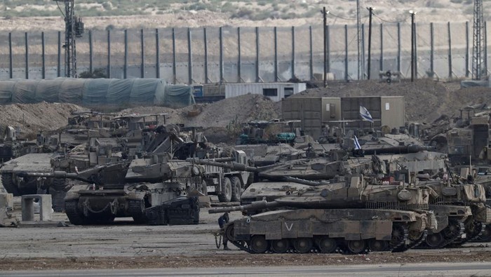Tank Israel Bergerak di Perbatasan Gaza, Serangan Darat Kian Intensif Israeli soldiers gather on the Israeli side of the border with Gaza, in Israel August 25, 2025. REUTERS/Amir Cohen