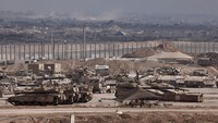 Deretan tank Israel bersiaga di perbatasan Gaza saat militer meningkatkan operasi darat, Senin (25/8/2025). Foto: REUTERS/Amir Cohen