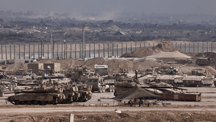 Tank Israel Bergerak di Perbatasan Gaza, Serangan Darat Kian Intensif Israeli soldiers gather on the Israeli side of the border with Gaza, in Israel August 25, 2025. REUTERS/Amir Cohen