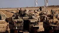 Ledakan tanpa henti terdengar dari wilayah Zeitoun dan Shejaia saat tank dan pesawat menghantam rumah serta jalan. Foto: REUTERS/Amir Cohen