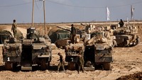 Tank-tank Israel bergerak menuju perbatasan utara Gaza di tengah intensitas serangan yang terus meningkat. Foto: REUTERS/Amir Cohen