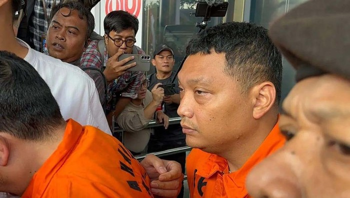 Tersangka kasus dugaan pemerasan terkait pengurusan sertifikat keselamatan dan kesehatan kerja (K3) di lingkungan Kementerian Ketenagakerjaan sekaligus Koordinator Bidang Kelembagaan dan Personel K3 Kemenaker tahun 2022-2025, Irvian Bobby Mahendro (kanan) saat berjalan menuju mobil tahanan di Gedung Merah Putih KPK, Jakarta, (Jumat (22/8/2025).