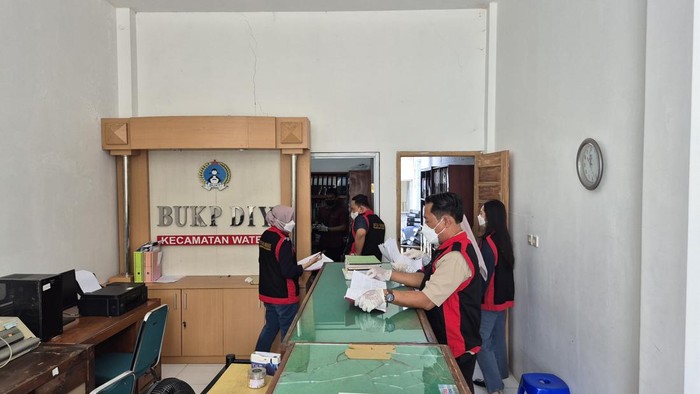 Tim penyidik Tipikor Kejari Kulon Progo saat menggeledah Kantor BUKP DIY Cabang Wates, Bendungan, Wates, Kulon Progo, Senin (25/8/2025).