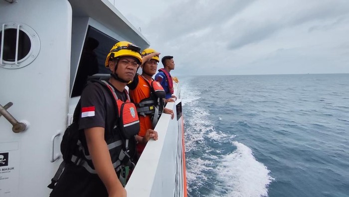 Tim SAR gabungan saat melakukan pencarian terhadap 6 korban.