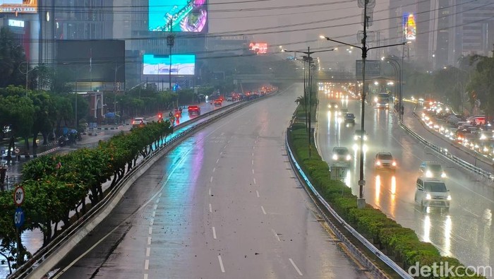 Tol Dalkor arah Slipi ditutup sementara imbas demo sekitar DPR. (Kurniawan/detikcom)