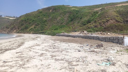 Tampak bangunan bronjong ilegal di Pantai Torok Aik Belek, Desa Montong Ajan, Lombok Tengah.
